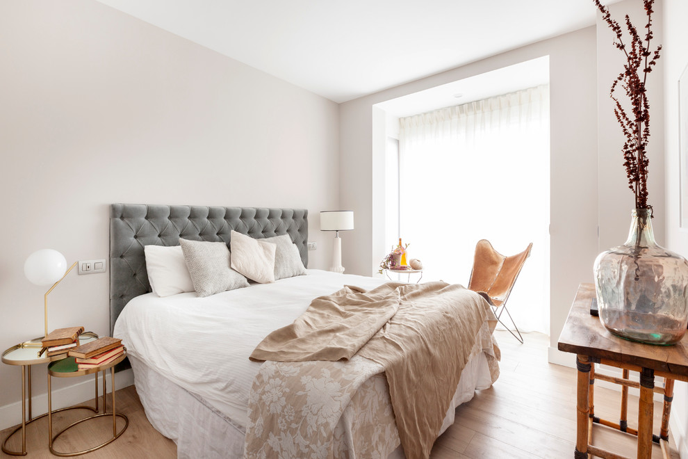 Foto de dormitorio principal nórdico sin chimenea con paredes rosas y suelo de madera clara