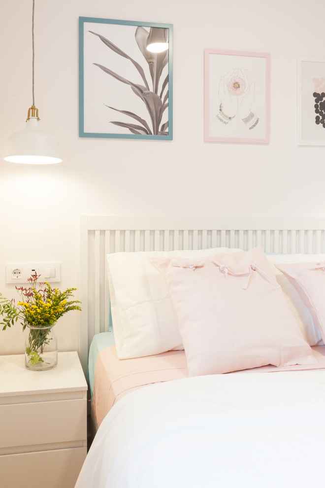 Kleines Skandinavisches Hauptschlafzimmer mit weißer Wandfarbe, Laminat und braunem Boden in Sonstige