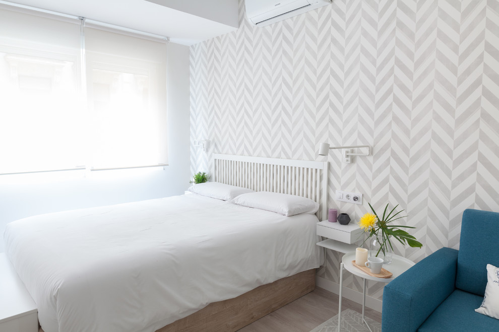 Imagen de dormitorio principal escandinavo pequeño con paredes blancas, suelo de madera clara y suelo beige