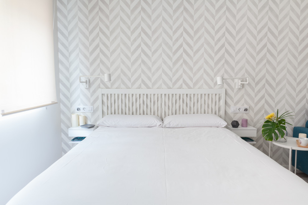 Diseño de dormitorio principal nórdico pequeño con paredes blancas, suelo de madera clara y suelo beige