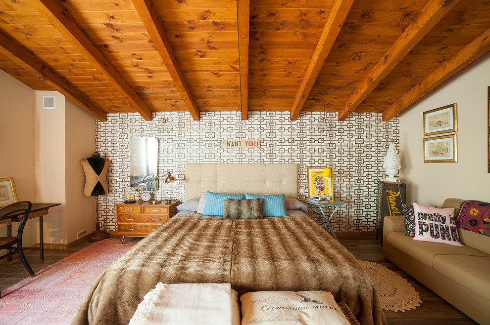 На фото: хозяйская спальня среднего размера в стиле фьюжн с разноцветными стенами без камина