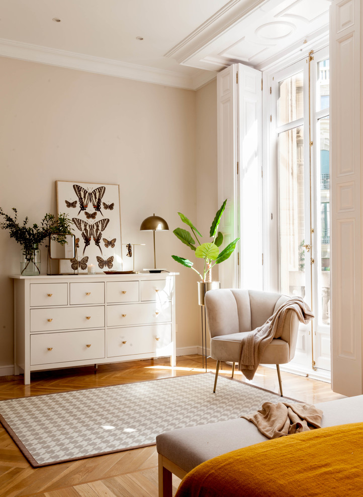 Geräumiges Klassisches Hauptschlafzimmer mit beiger Wandfarbe, braunem Holzboden und braunem Boden in Sonstige