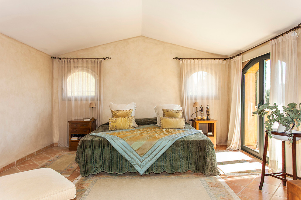 Источник вдохновения для домашнего уюта: большая хозяйская спальня в стиле кантри с бежевыми стенами и полом из терракотовой плитки без камина