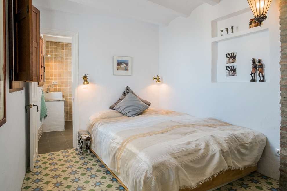 Идея дизайна: маленькая хозяйская спальня в стиле кантри с белыми стенами и полом из керамической плитки без камина для на участке и в саду