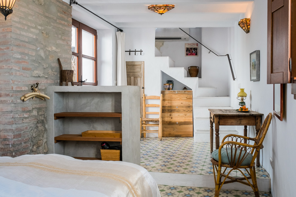 Kleines Mediterranes Gästezimmer ohne Kamin mit weißer Wandfarbe und Keramikboden in Malaga