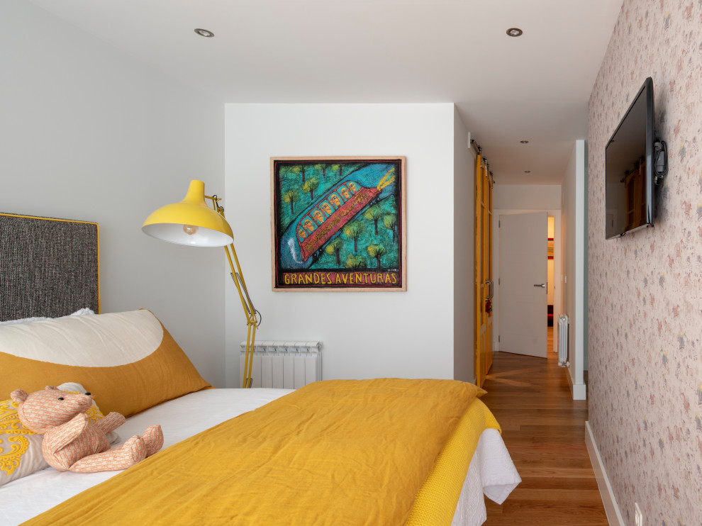 Réalisation d'une chambre grise et jaune design avec un mur rose, un sol en bois brun, un sol marron et du papier peint.