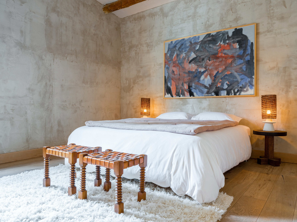 Ispirazione per una camera matrimoniale mediterranea con pareti grigie e parquet chiaro