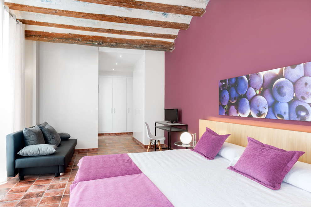 Ejemplo de dormitorio principal mediterráneo de tamaño medio con paredes multicolor