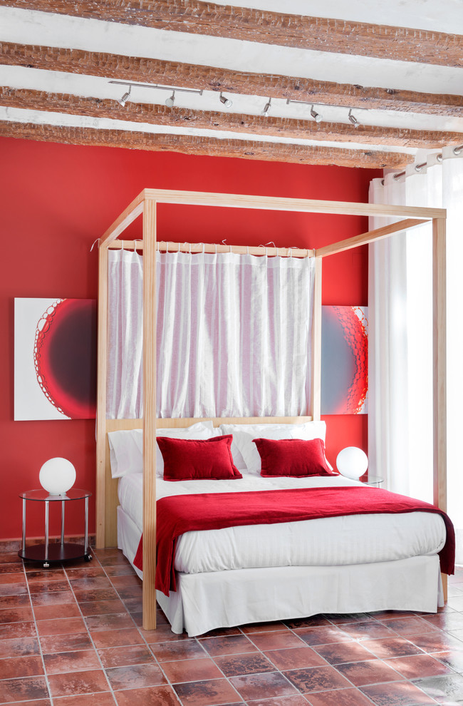 バレンシアにある中くらいな地中海スタイルのおしゃれな主寝室 (マルチカラーの壁、暖炉なし)