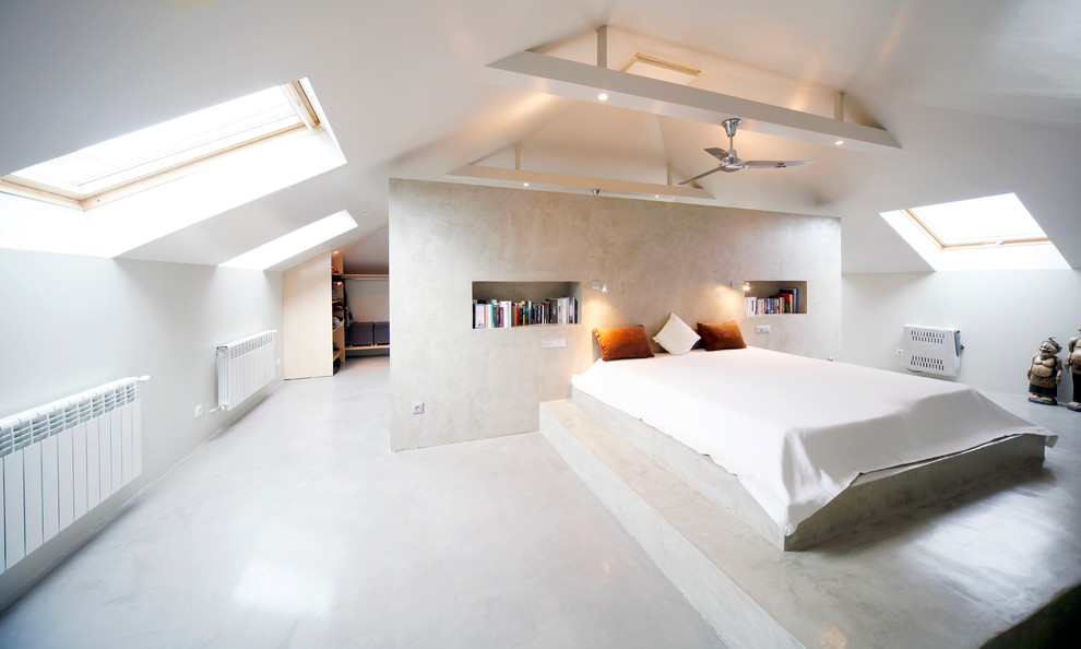 Стильный дизайн: большая хозяйская спальня в современном стиле с бежевыми стенами и бетонным полом без камина - последний тренд