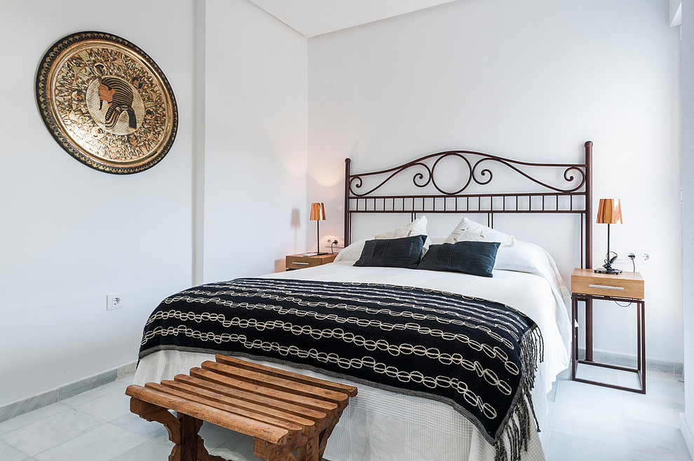 Diseño de habitación de invitados mediterránea con paredes blancas, suelo de mármol y suelo gris