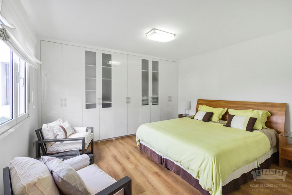 Идея дизайна: большая хозяйская спальня в стиле модернизм с белыми стенами, паркетным полом среднего тона и коричневым полом