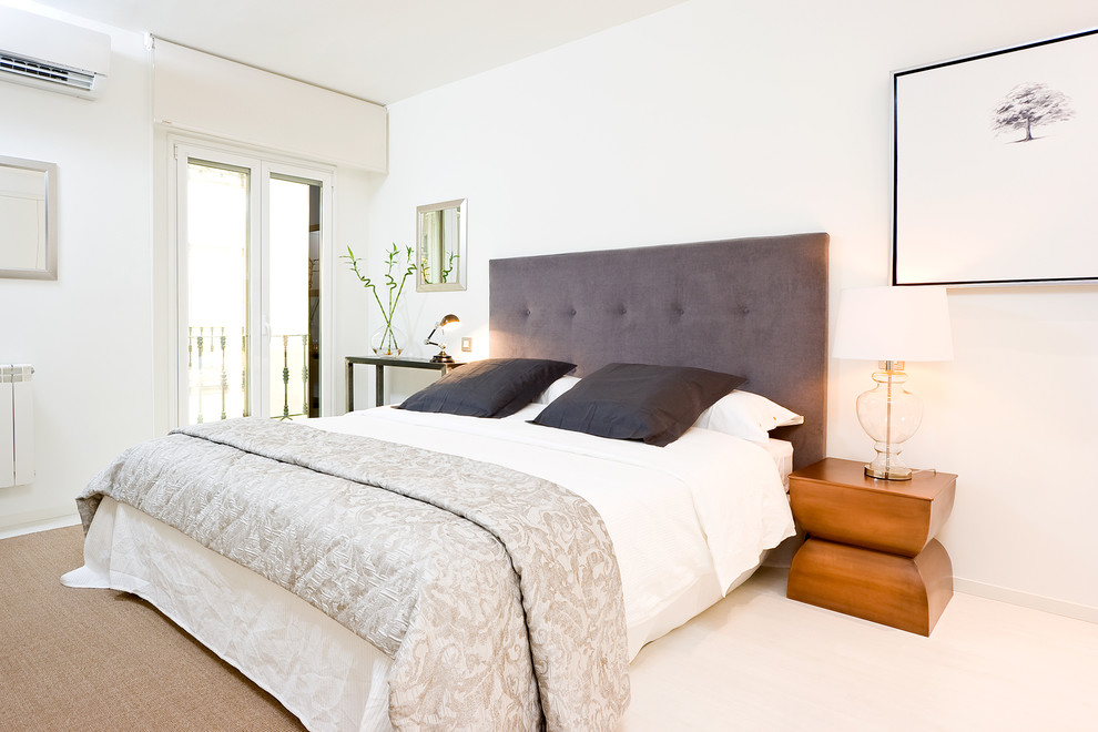 マドリードにある中くらいなトランジショナルスタイルのおしゃれな主寝室 (白い壁、暖炉なし) のレイアウト
