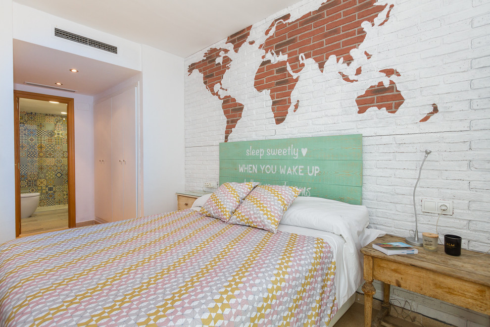 Идея дизайна: хозяйская спальня среднего размера в стиле лофт с белыми стенами
