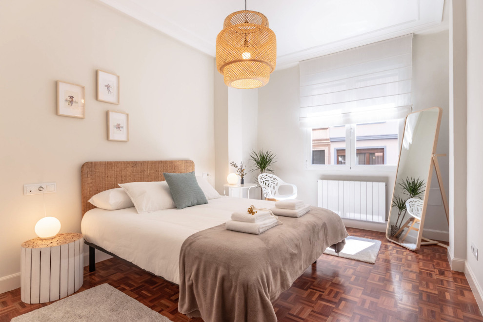 Imagen de dormitorio principal contemporáneo de tamaño medio con paredes beige y suelo marrón