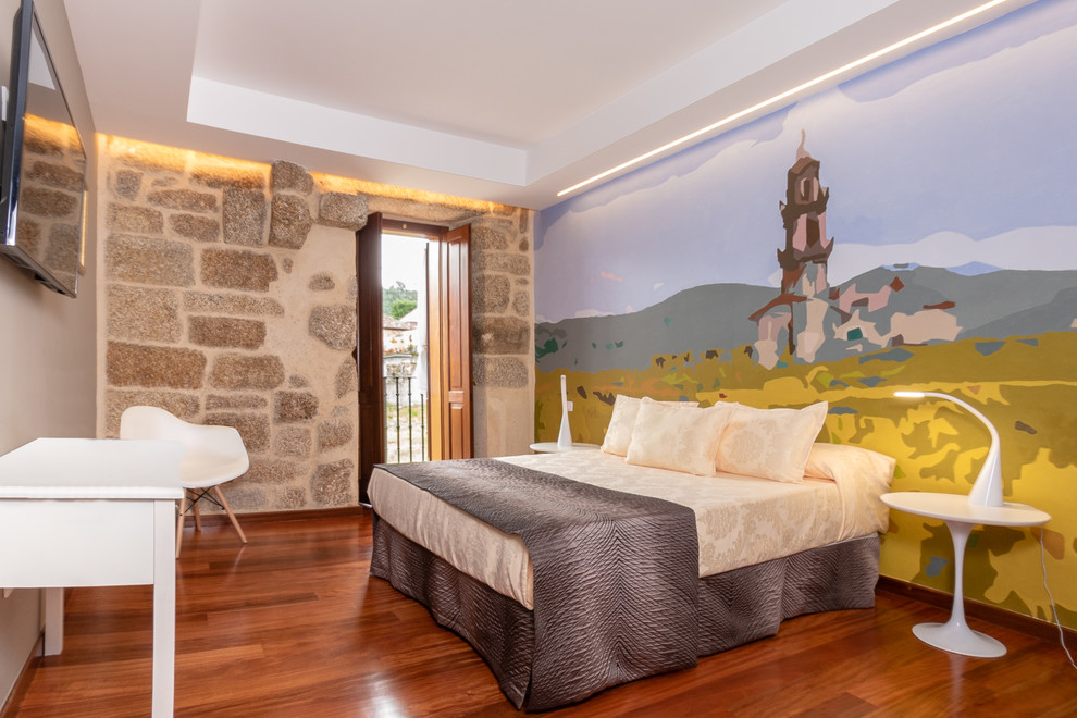 Diseño de dormitorio principal campestre extra grande con paredes multicolor y suelo de madera oscura