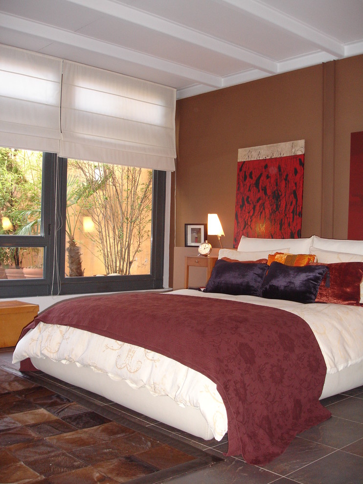 Свежая идея для дизайна: хозяйская спальня среднего размера в стиле фьюжн с коричневыми стенами и полом из керамической плитки без камина - отличное фото интерьера