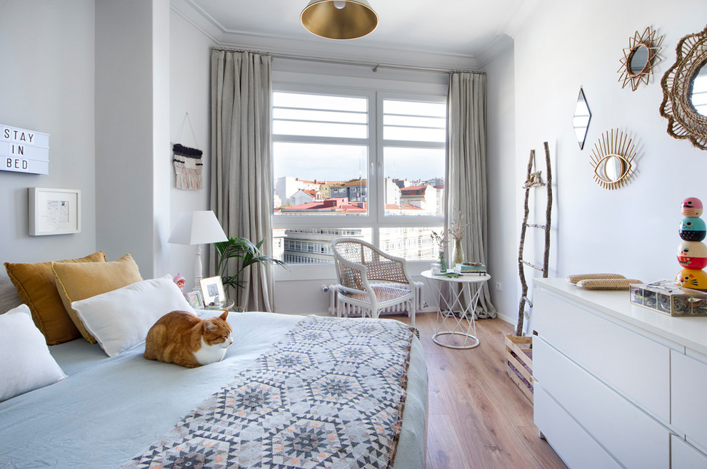 Стильный дизайн: хозяйская спальня среднего размера в стиле фьюжн с белыми стенами, паркетным полом среднего тона и коричневым полом без камина - последний тренд