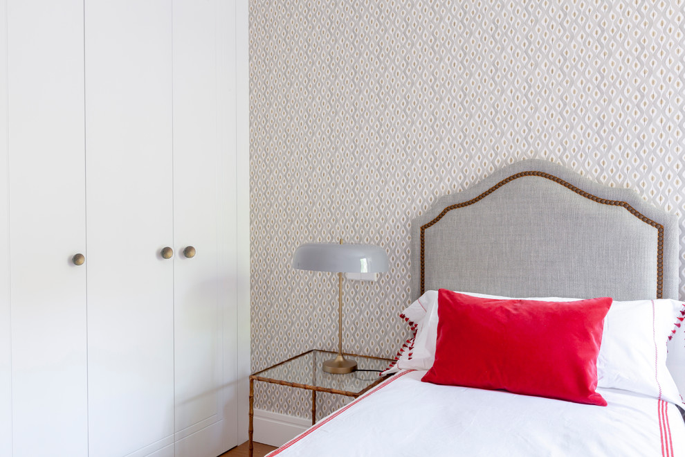 На фото: гостевая спальня (комната для гостей) в современном стиле с разноцветными стенами без камина с