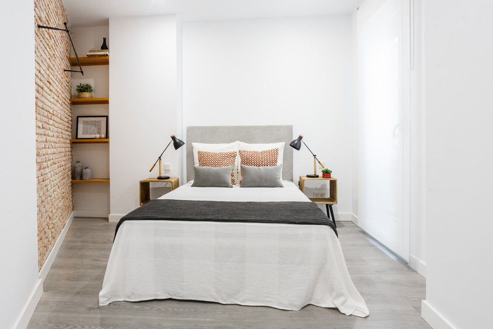 Bild på ett mellanstort skandinaviskt sovrum, med vita väggar, grått golv och ljust trägolv