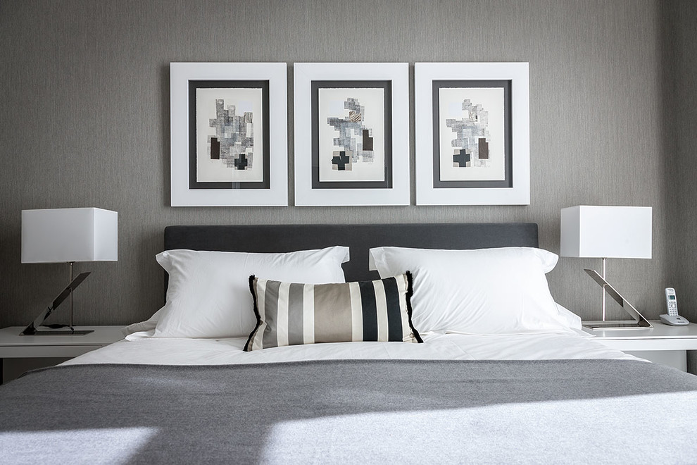 Imagen de dormitorio principal moderno con paredes grises y moqueta