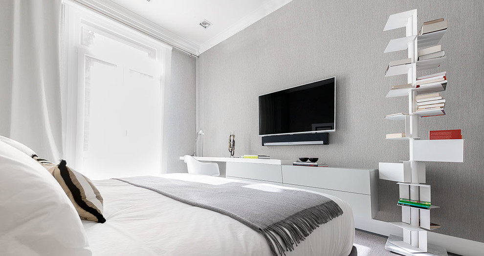 Imagen de dormitorio principal minimalista con paredes grises y moqueta