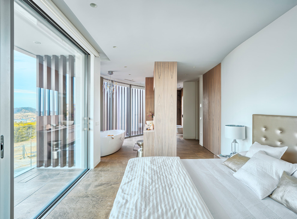 Стильный дизайн: большая хозяйская спальня в современном стиле с белыми стенами и коричневым полом без камина - последний тренд