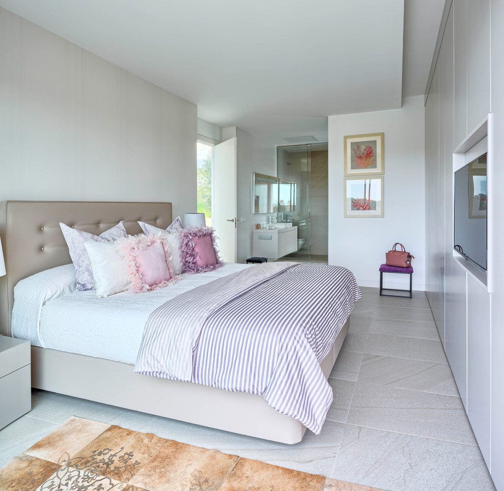 Imagen de dormitorio principal contemporáneo de tamaño medio sin chimenea con paredes blancas y suelo beige