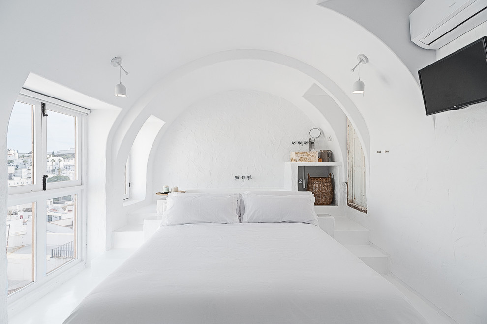 Modelo de dormitorio mediterráneo con paredes blancas y suelo blanco