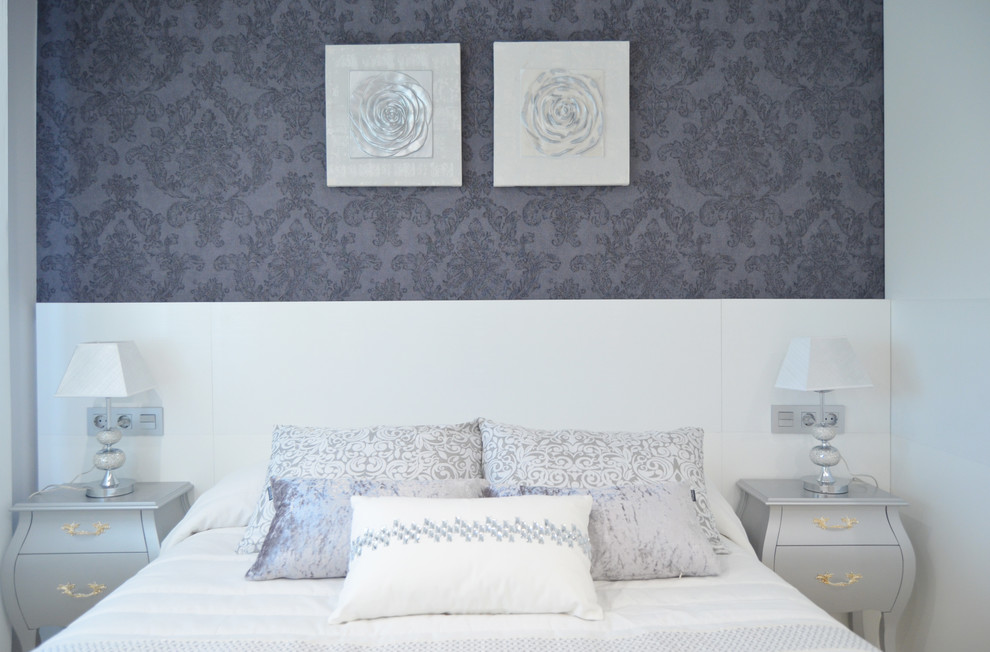 Ejemplo de dormitorio moderno de tamaño medio con paredes grises y suelo de madera clara