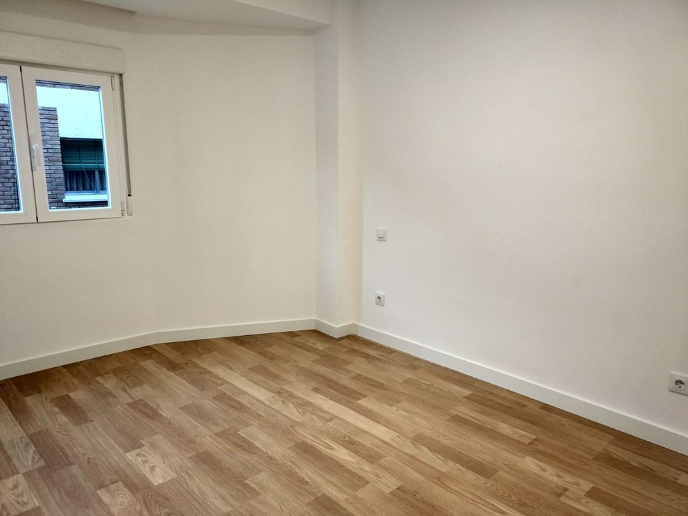 Ejemplo de dormitorio principal moderno con suelo de madera clara