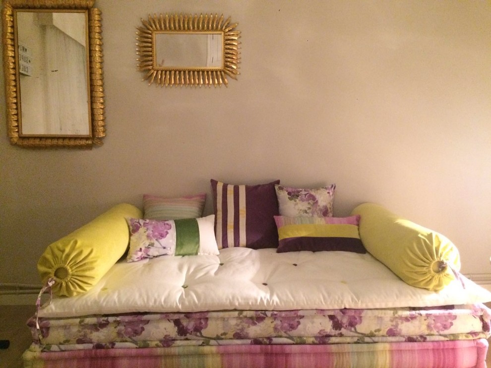 На фото: маленькая спальня в средиземноморском стиле с бежевыми стенами для на участке и в саду