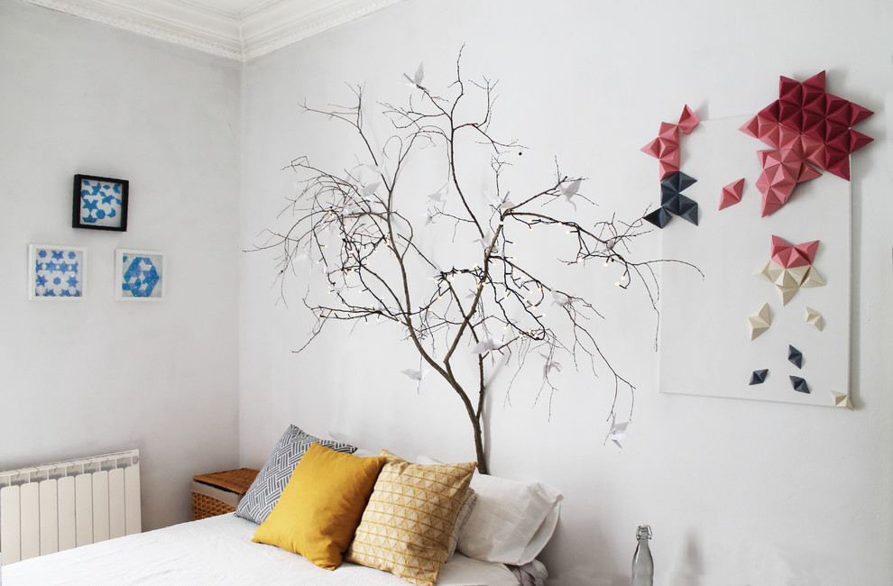 Ispirazione per una piccola camera matrimoniale minimalista con pareti bianche, pavimento in terracotta e pavimento beige