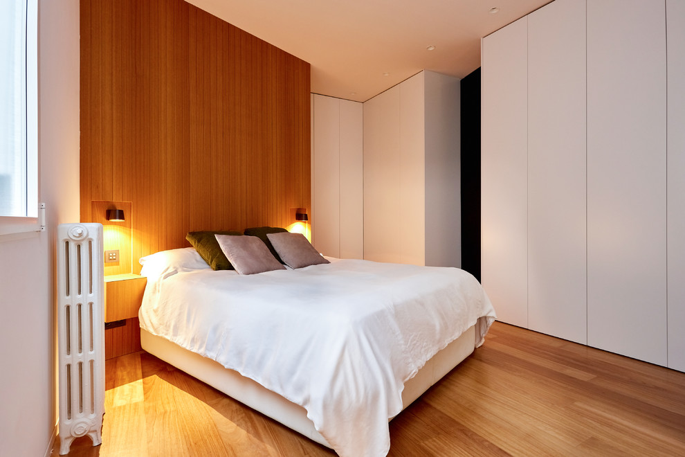 Идея дизайна: большая хозяйская спальня в стиле модернизм с белыми стенами, бетонным полом и серым полом без камина