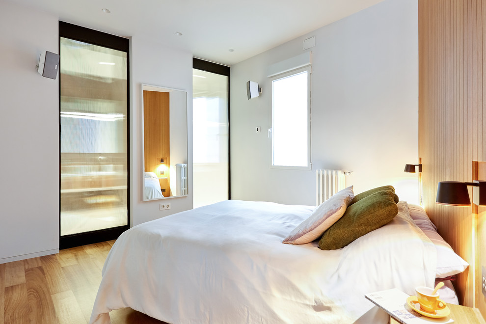 マドリードにある広いモダンスタイルのおしゃれな主寝室 (白い壁、コンクリートの床、暖炉なし、グレーの床) のレイアウト