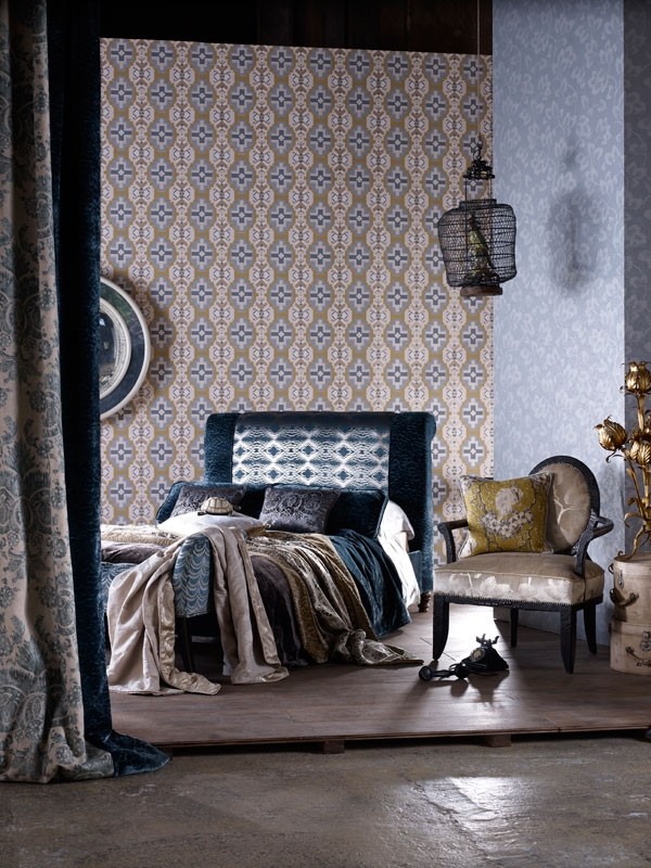 Imagen de dormitorio principal romántico de tamaño medio con paredes multicolor
