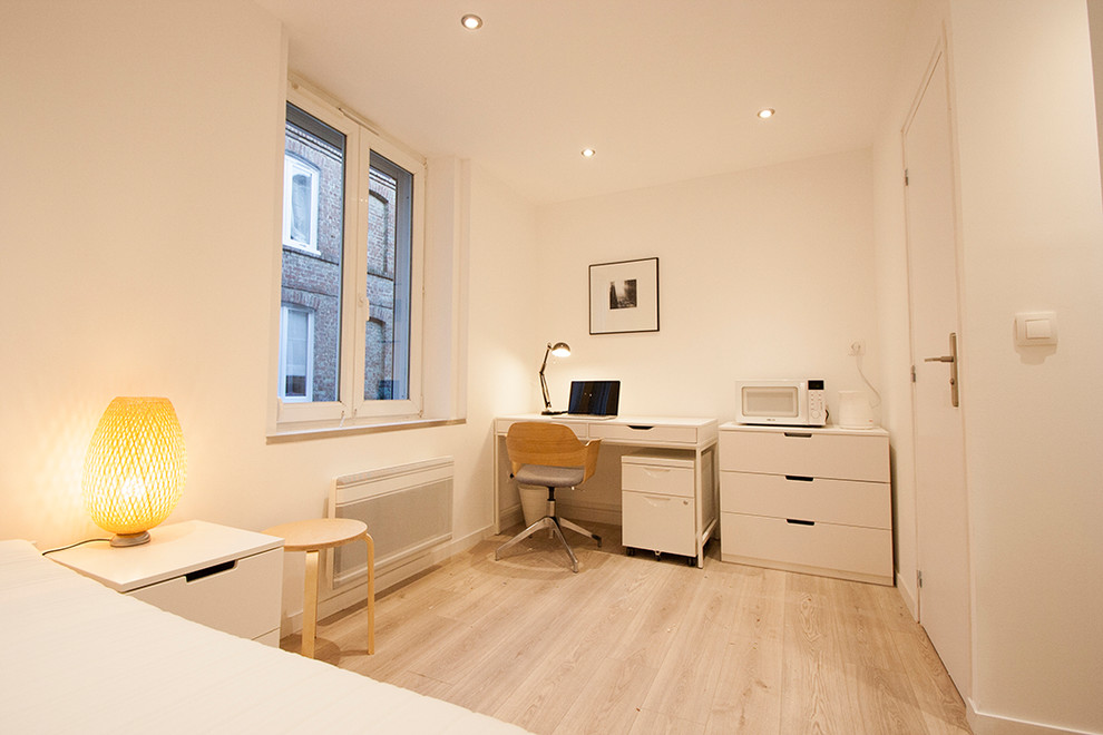 На фото: маленькая гостевая спальня (комната для гостей) в современном стиле с белыми стенами, светлым паркетным полом и белым полом для на участке и в саду с