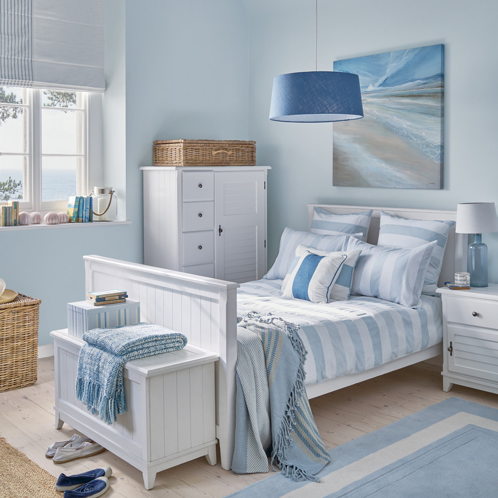 Imagen de dormitorio principal marinero de tamaño medio con paredes azules