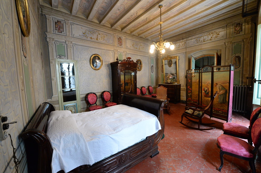 Пример оригинального дизайна: огромная хозяйская спальня в классическом стиле с полом из керамической плитки и коричневым полом