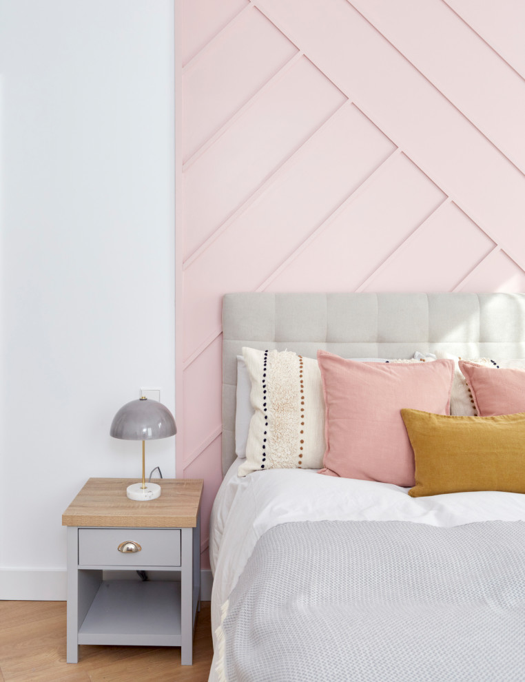 Cette image montre une chambre parentale minimaliste de taille moyenne avec un mur blanc et parquet clair.