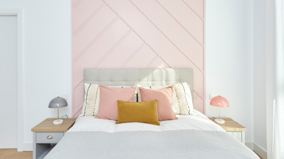 Идея дизайна: хозяйская спальня среднего размера в стиле модернизм с белыми стенами и светлым паркетным полом
