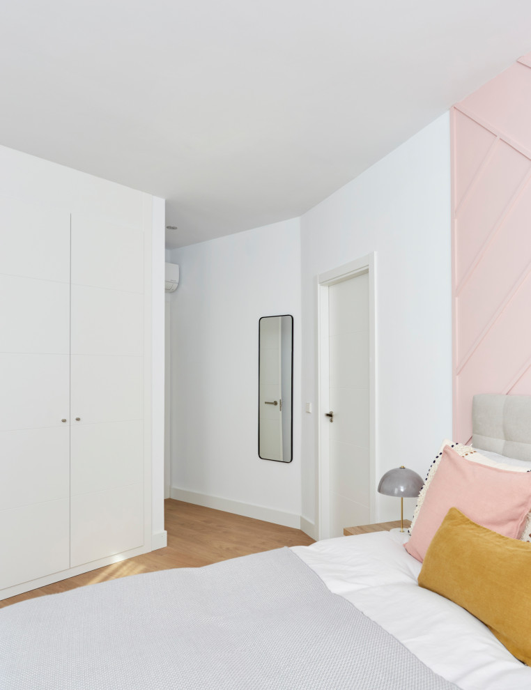 На фото: хозяйская спальня среднего размера в стиле модернизм с белыми стенами и светлым паркетным полом