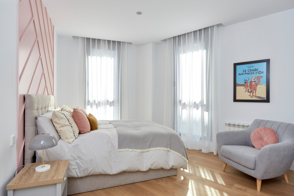 Foto di una camera matrimoniale minimal di medie dimensioni con pareti bianche, parquet chiaro e pavimento beige