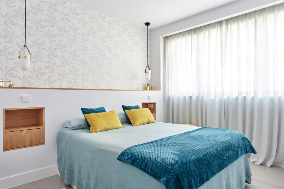 Modelo de dormitorio principal clásico renovado grande con paredes blancas, suelo de baldosas de porcelana, suelo gris y papel pintado