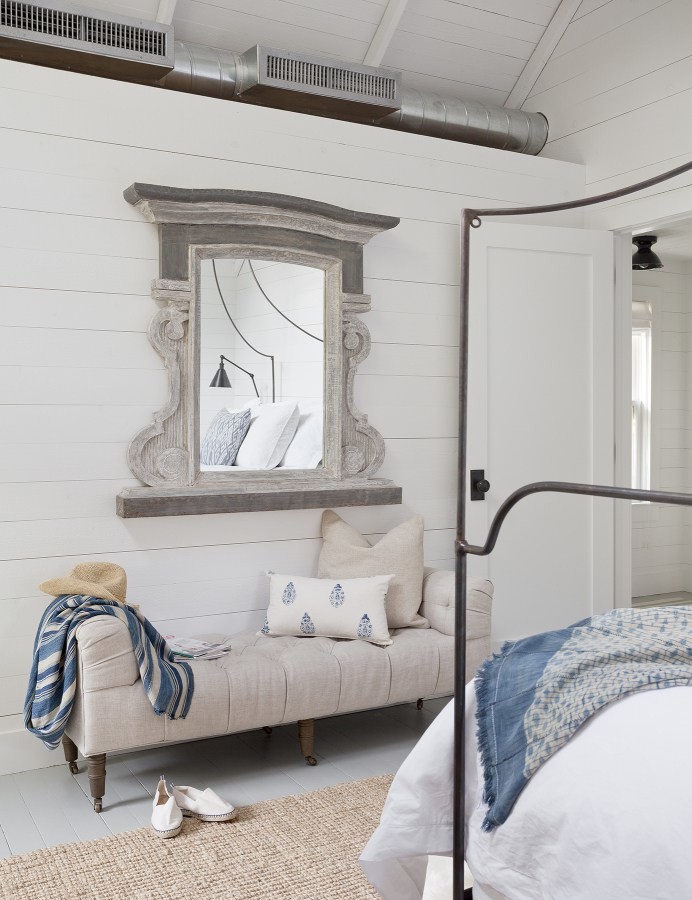 Idées déco pour une chambre parentale scandinave de taille moyenne avec un mur blanc et aucune cheminée.