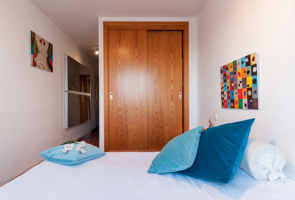 Imagen de dormitorio principal bohemio de tamaño medio sin chimenea con paredes blancas y suelo de madera oscura