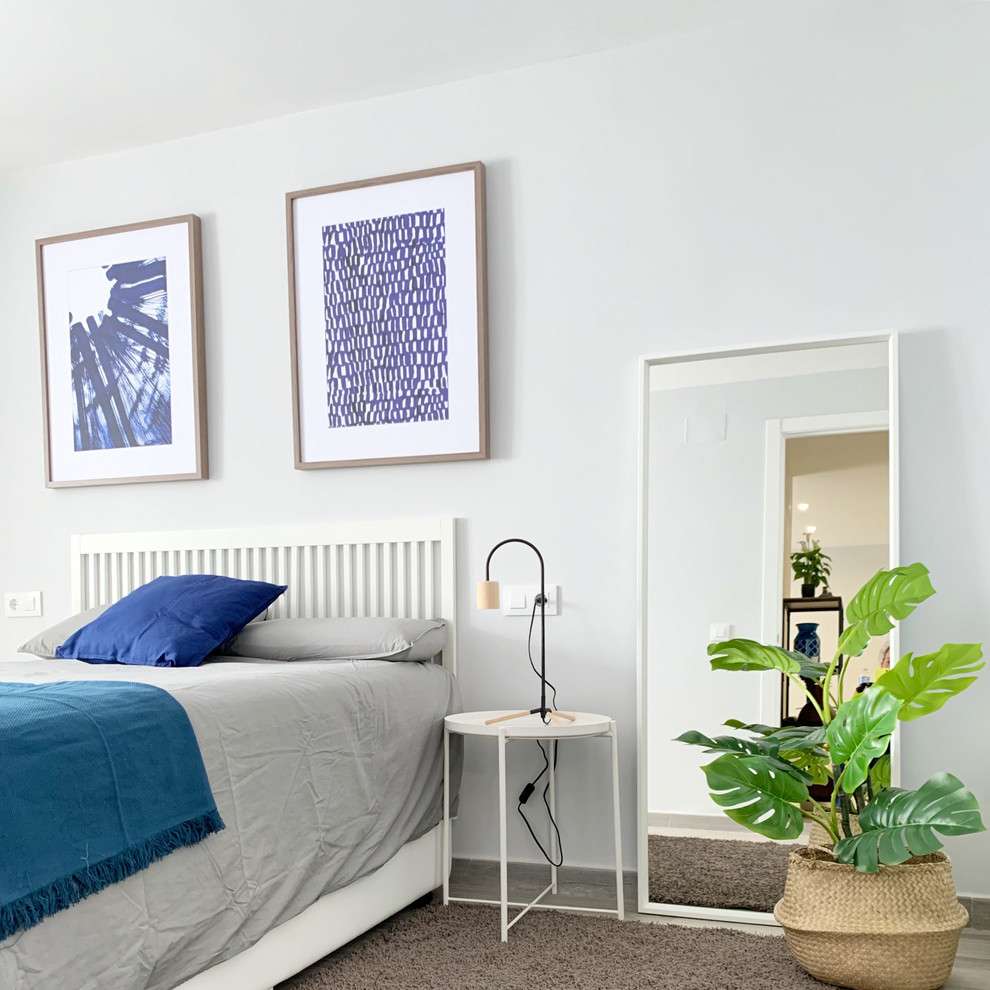 Свежая идея для дизайна: хозяйская спальня среднего размера в стиле модернизм с белыми стенами, полом из керамогранита и коричневым полом без камина - отличное фото интерьера