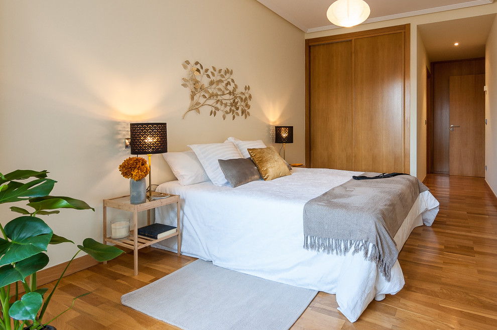 Источник вдохновения для домашнего уюта: хозяйская спальня в современном стиле с бежевыми стенами и паркетным полом среднего тона без камина