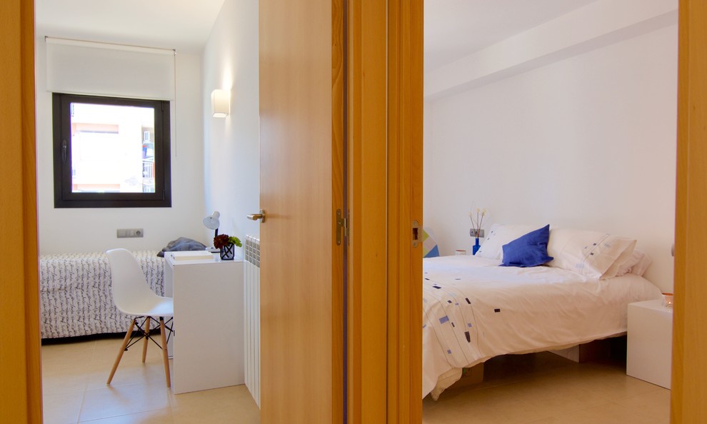 На фото: хозяйская спальня среднего размера в стиле модернизм с белыми стенами, полом из керамической плитки и бежевым полом с