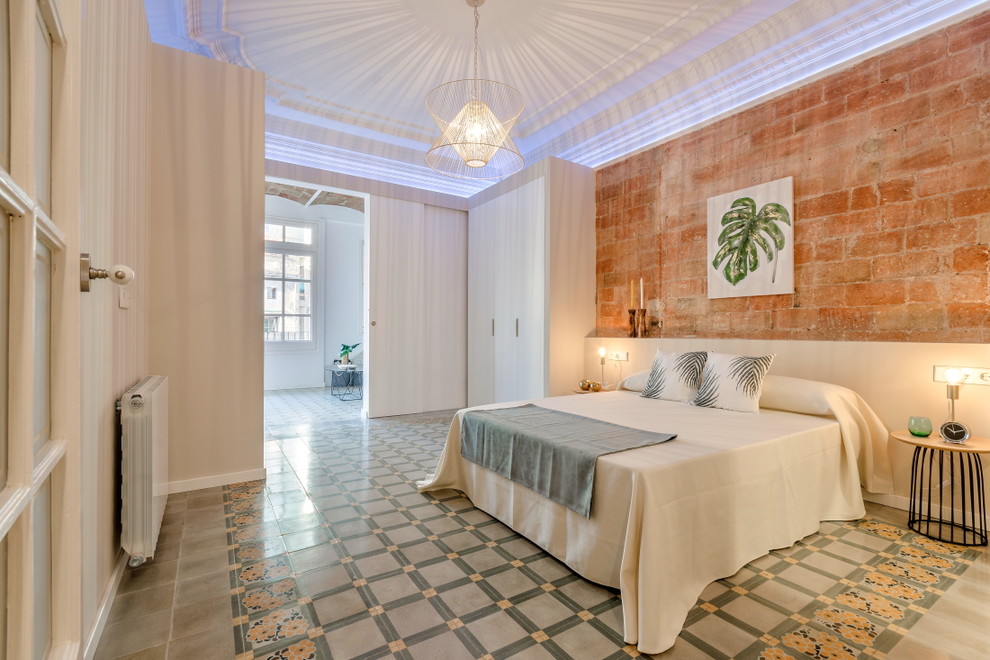 Foto de dormitorio principal contemporáneo grande con suelo de baldosas de cerámica